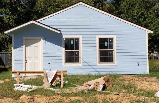 Adorable 2 bedroom/1 bath house with Central Air & Heat photos photos Adorable 2 bedroom/1 bath house with Central Air & Heat photos photos