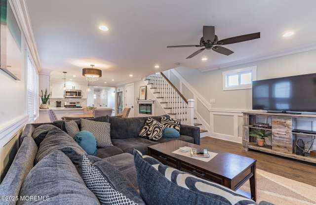 605 Monmouth Avenue unit: Front House Gallery 4