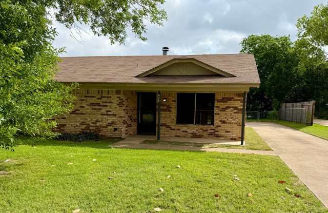 2BD/2BA duplex in Hewitt! photos photos