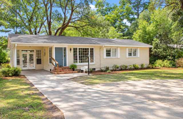 HUGE 3 Bedroom House on Crabapple for Fall 2027 photos photos HUGE 3 Bedroom House on Crabapple for Fall 2027 photos photos