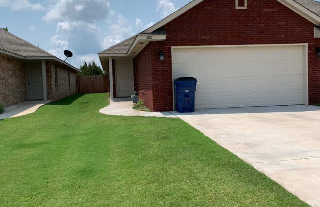 3 bedroom, 2 bathroom, 2 car garage Gallery 1