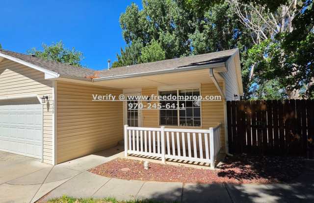 Great 3 Bedroom 2 Bath Duplex with large yard photos photos