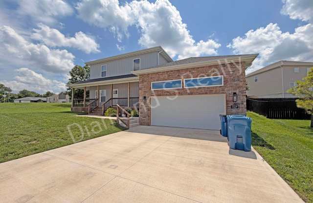 Gorgeous Two-Story Home Available Early July - 4 Bed/2.5 Bath Gallery 3