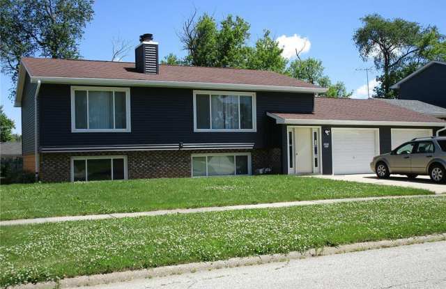1201 Kaplan Dr - 1201 Kaplan Drive, Waterloo, IA 50702