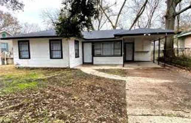 Large 3 bedroom, 2 bath with carport! Gallery 3