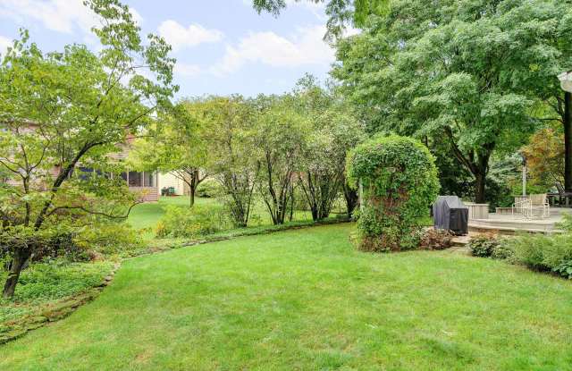 6475 Meadowbrook Circle Gallery 3