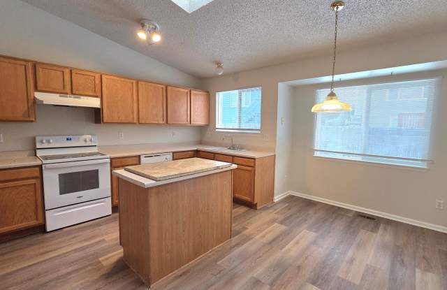 Charming 3 Bedroom and 3 Bath In Rock Creek! photos photos