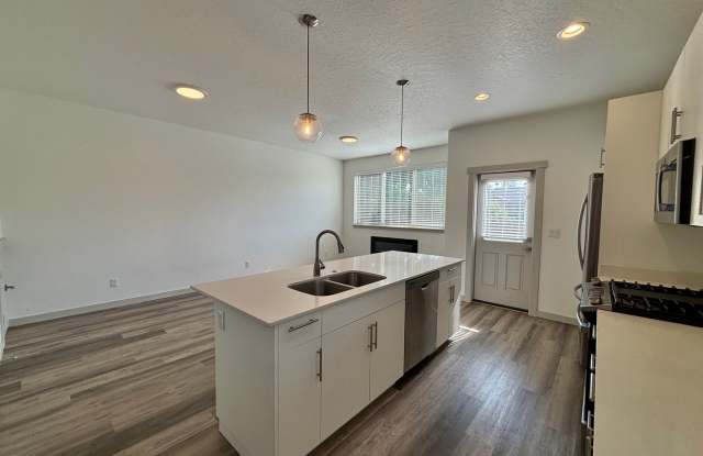 BEAUTIFUL, QUIET TOWNHOME IN NW REDMOND! Gallery 4