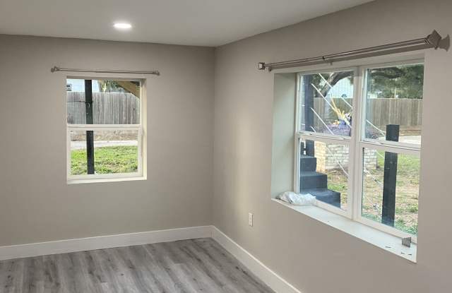 521 East Jackson Street - A Gallery 2