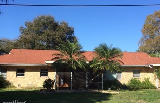 950 Ave S SE - 950 Avenue S SE, Cypress Gardens, FL 33880
