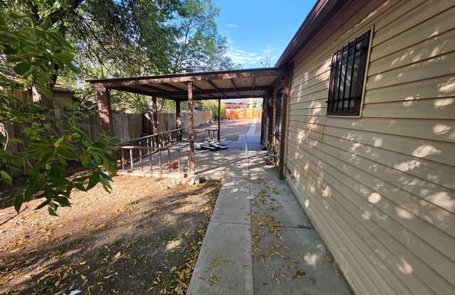 Charming 2-Bedroom Home with Large Fenced Yard Near Light Rail! Gallery 4