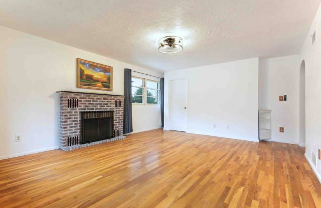 2 Bed 1 Bath House with Fully Fenced in Yard and Detected garage! Gallery 4