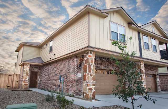 Beautiful 3 Bedroom Luxury Townhome, Kyle, Texas! Gallery 3