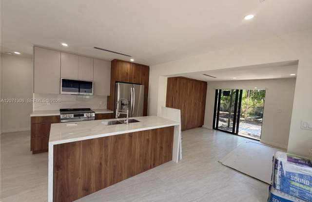 3680 NW 16th Street, Miami, FL 33125 - 1724 Gallery 1