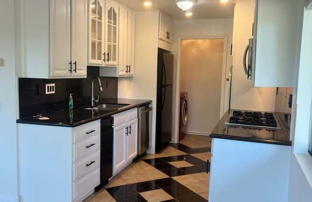 Charming 2bd/2.5 bath! 1 car attached garage, Pool, Close to schools  Shopping! - 4248 Fiesta Way, Oceanside, CA 92057