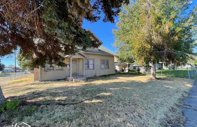 Spacious 4-Bedroom Oasis in the Heart of Yakima – Perfect for Family Living! photos photos