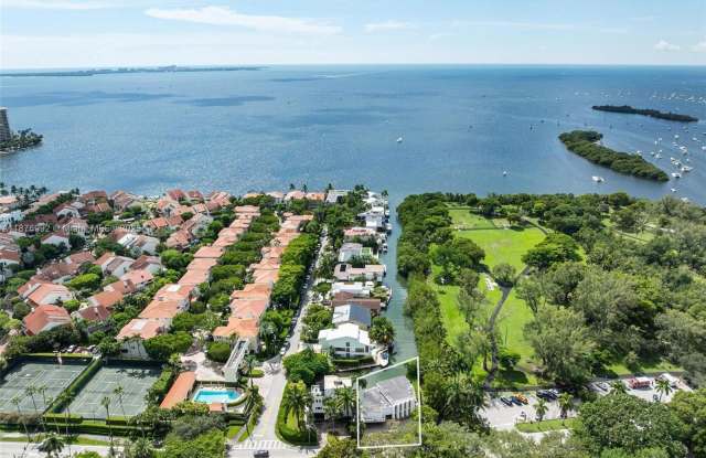 2120 S Bayshore Dr photos photos