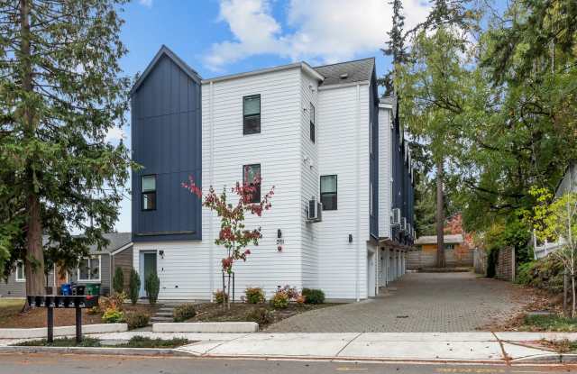 Modern 3-Bedroom Townhome in Shoreline Gallery 1