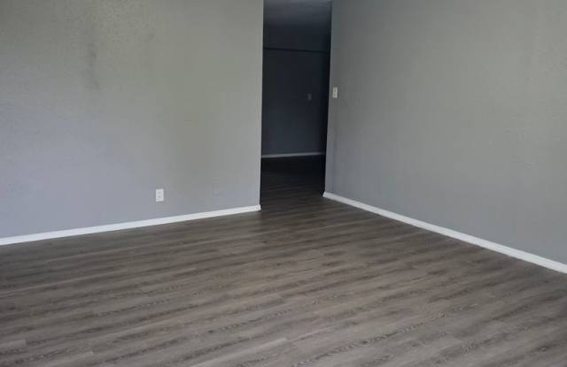 LIMITED TIME**NO APPLICATION FEE**1/2 OFF DEPOSIT** photos photos