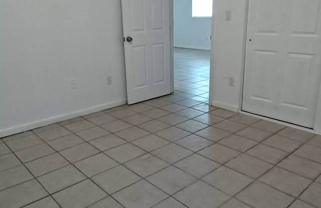 3220 SW 26th Terrace, Apt #4 Gallery 4