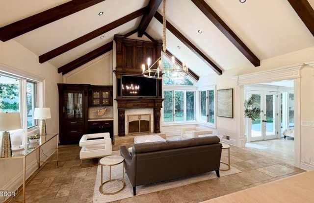 Elegant 6‑Bedroom Retreat with Pool, Spa & Wine Room Gallery 3