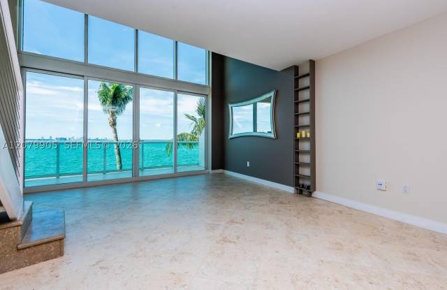 2000 Bay Dr Gallery 3