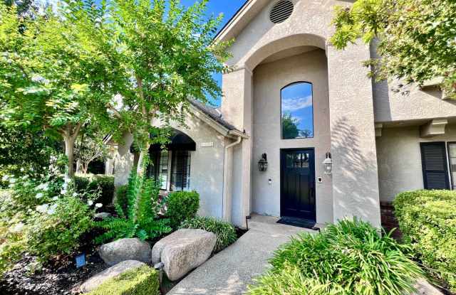 $3,600 Cole & Millbrook, 3 Bedroom House - Fresno / Pool / Jacuzzi / Solar panels! Gallery 4