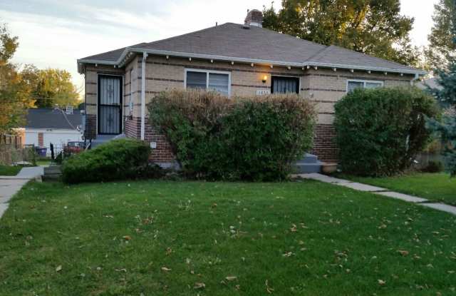 SUPER CUTE 1 BDRM IN DUPLEX HOME IN SLOAN'S LAKE AREA! GARAGE AND FENCED YARD! photos photos