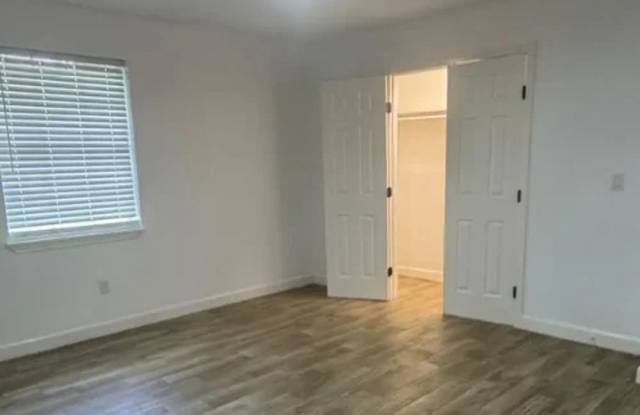 Spacious 4-Bedroom Home in Pinewood Estates | 122 Wood Manor Ln Gallery 4