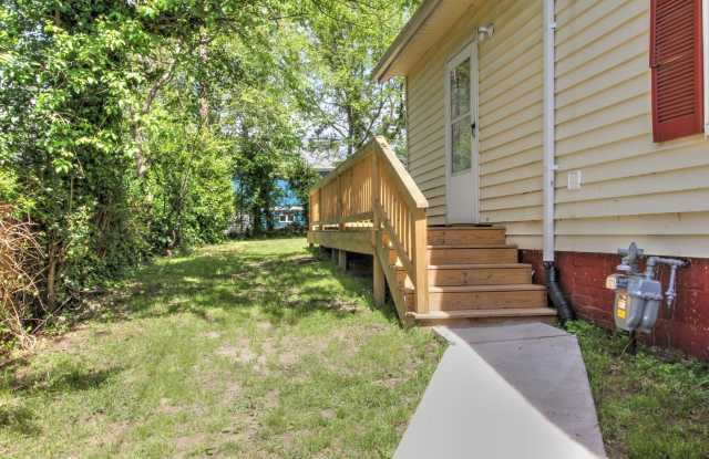 Craftsman bungalow with large fenced yard lovely front porch! Gallery 3