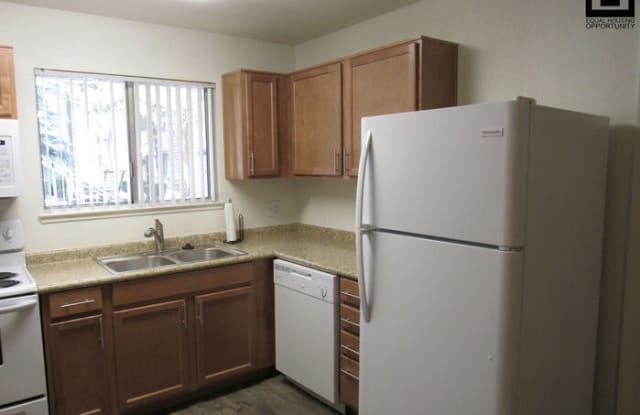 Pine View Village - 700 South Blackbird Roost Street, Flagstaff, AZ 86001