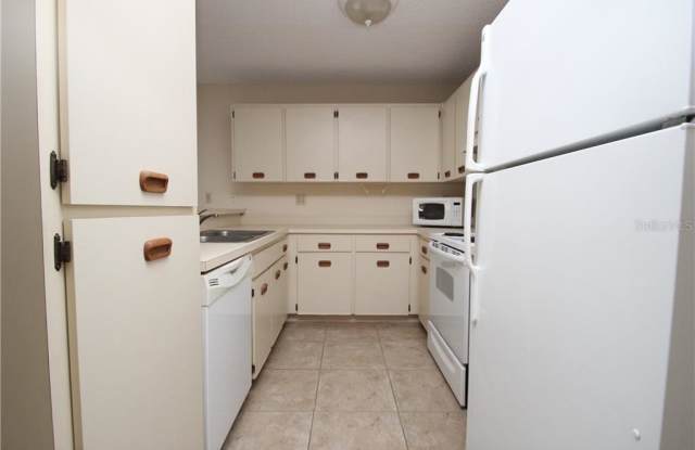 3301 CRYSTAL COURT W #B Gallery 4