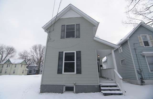 Perfect Rental Home - 3 Beds / 1.5 Baths with Garage - 1235 Scott Street, Davenport, IA 52803