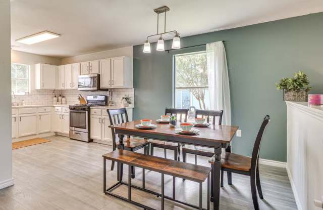 Room in 3 Bedroom Home at Hungry Horse Dr photos photos