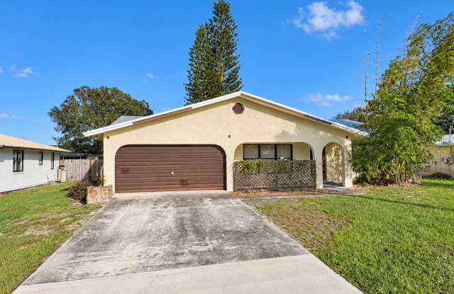 2/2/2 home with fenced backyard in Ft Pierce Gallery 1