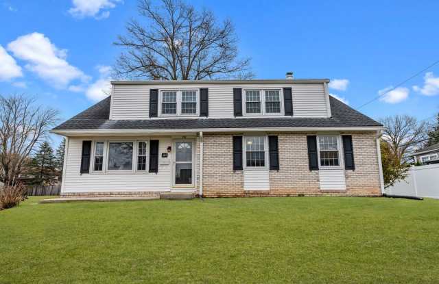 Updated 5 bed 2.5 bath Single Home available NOW in Warminster photos photos