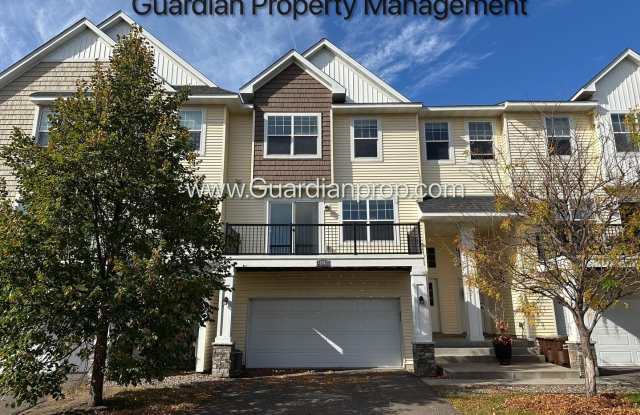 Champlin Town Home, 2 Car Garage, Balcony, Dishwasher, Washer/Dryer Gallery 1