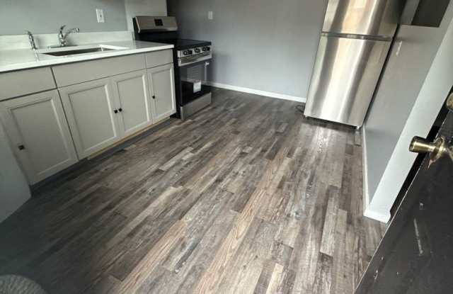 2 Bedroom 1 Bathroom! Recently Remodeled! Available now with Leasing Specials! photos photos