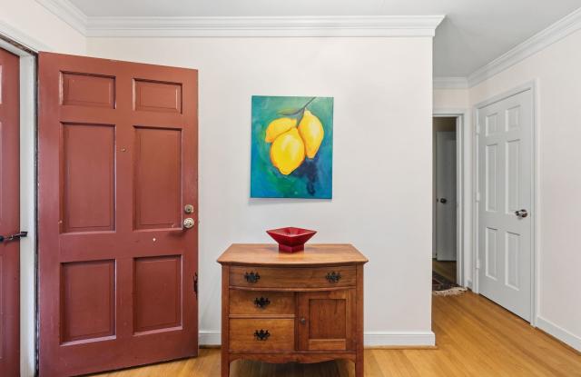 Henrico County classic all-brick ranch offers 2,553 square feet of light-filled, comfortable living with garage & private, wooded lot Gallery 3