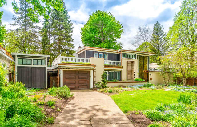 Beautiful Single Family Home w Massive Yard for Rent photos photos