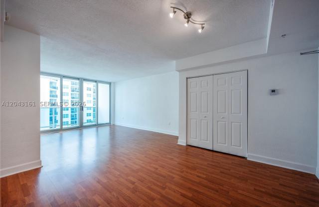 7501 E Treasure Dr Gallery 4