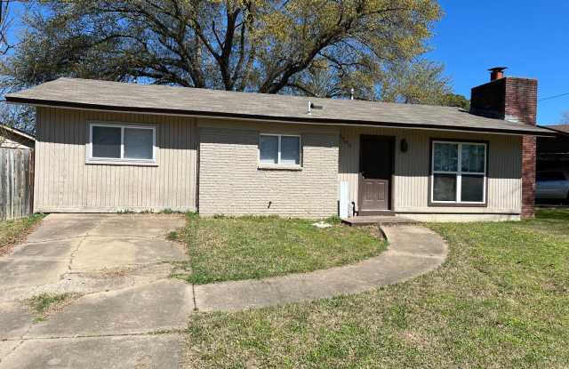 2 Bed 1.5 Bath House with extra room that could be used as a extra Bed Room. Yard Care Included. Gas Heat. - 1703 Tulsa Street, Fort Smith, AR 72901