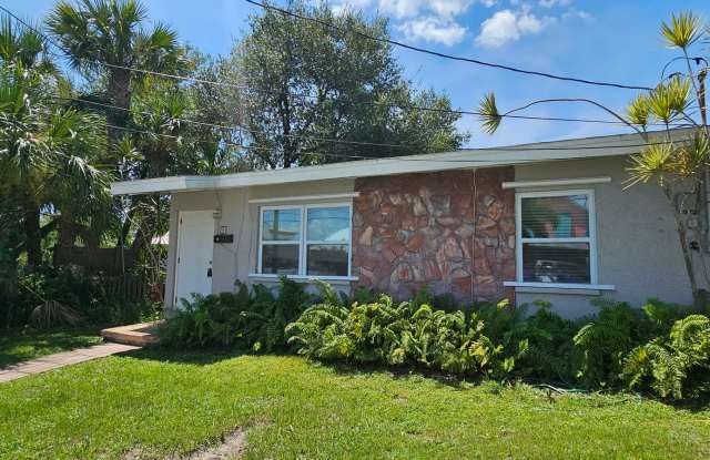Cocoa Village Duplex Bungalow Including Water. Gallery 1