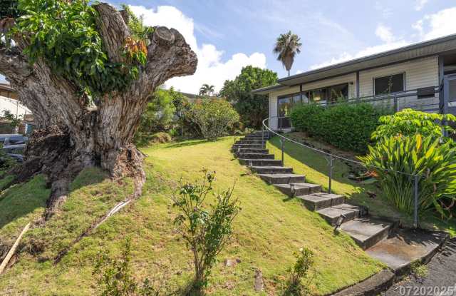 Rarely Available 3BA/2BA/3-4 Pkg SF in Aiea Heights Gallery 3