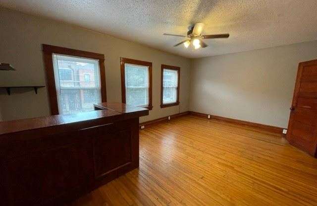 210 N Linn St Apt 1 Gallery 4