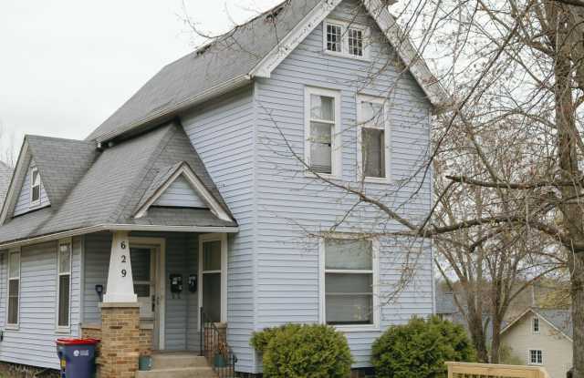 629 Crescent Street NE photos photos