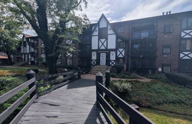 13628 Royal Court Gallery 2