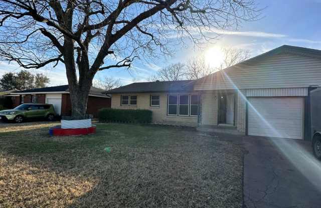 3/2 with huge backyard and bonus living room - 1206 South Ridgeway Drive, Cleburne, TX 76033