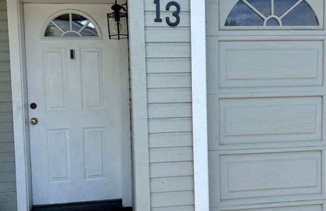 3 Bed 2 Bath Townhouse - 1224 North Modoc Avenue, Medford, OR 97504