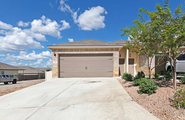 New Braunfels~ Beautiful Luxury 3 Bdrm~Stained Concrete Floors Throughout photos photos